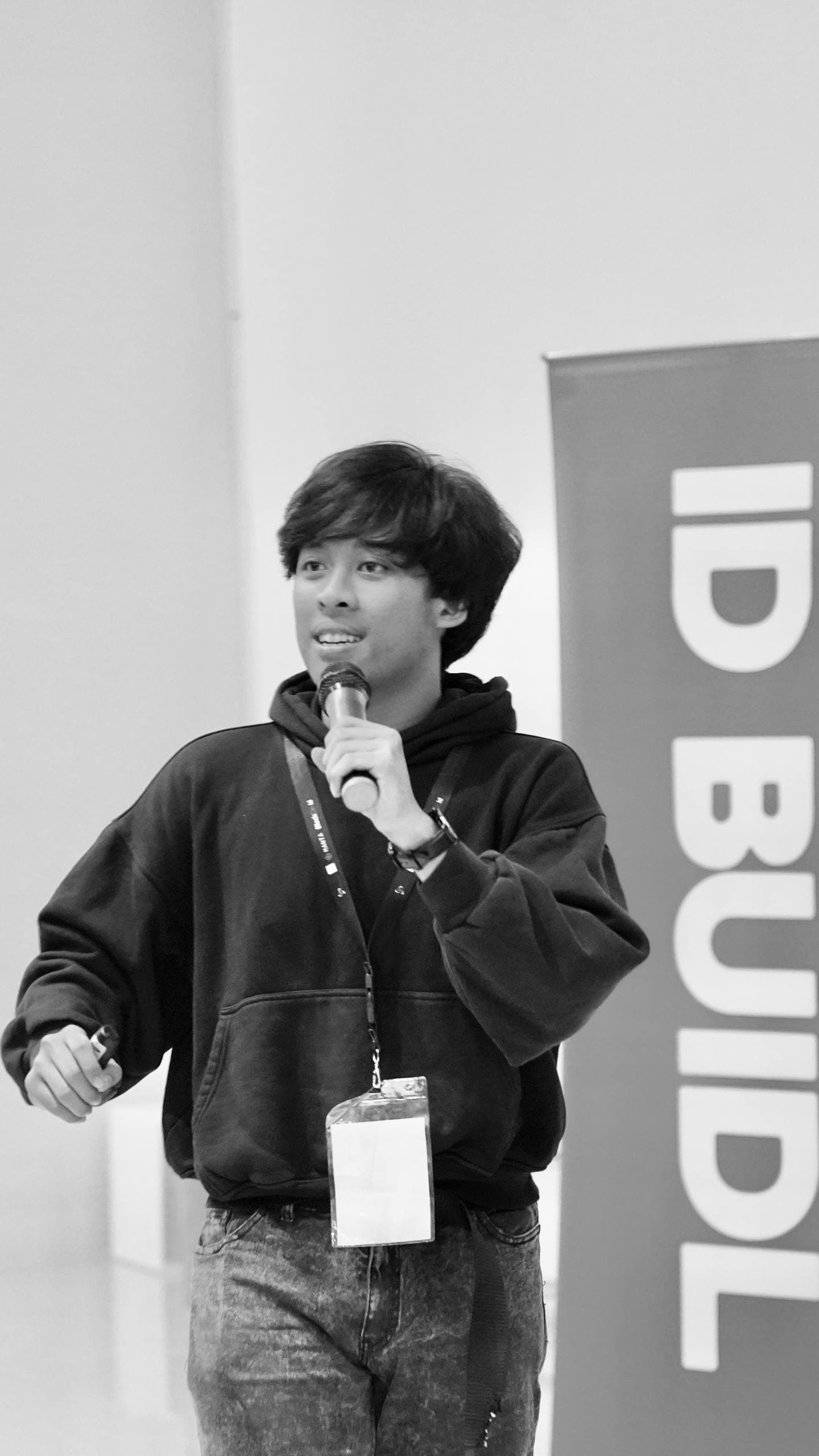 0xAlvary sedang berbicara di event developer